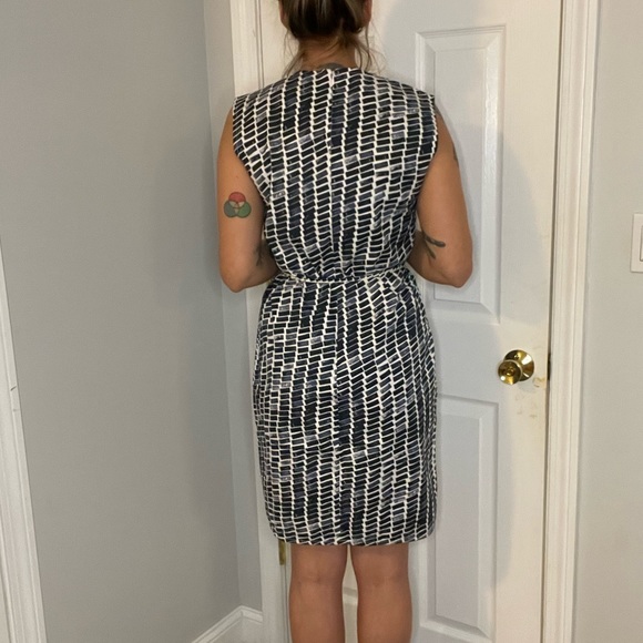 Kate Spade Saturday Sleeveless Dress Navy Blue and White with tie belt - Picture 3 of 11